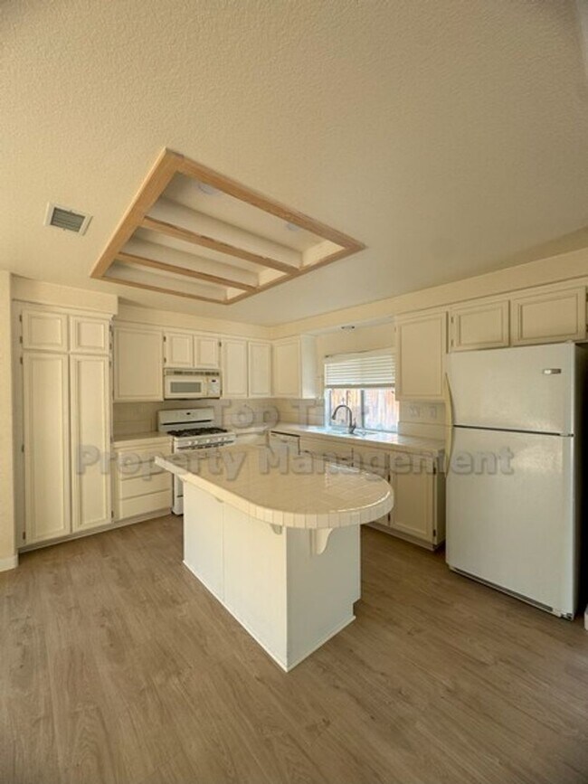 Building Photo - Welcoming Single-Level Home in a Great Fam...