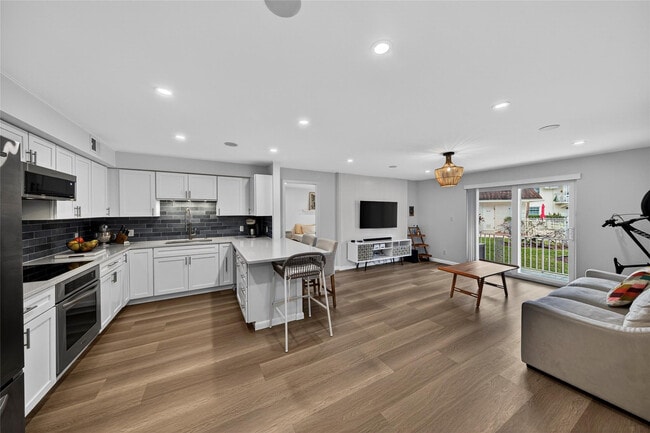 Building Photo - 700 SE 2nd Ave