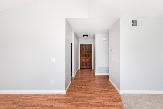 Building Photo - 9525 Cedar Hill Ct