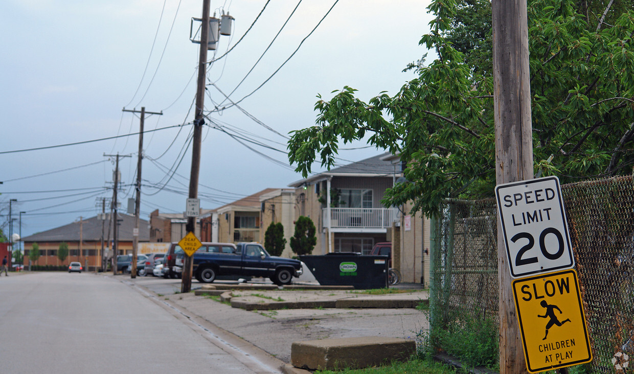 Building Photo - 6021 Lenzi Ave