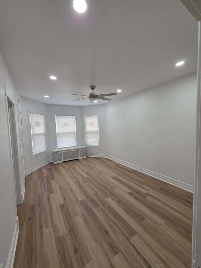Building Photo - 3745 W Diversey Ave