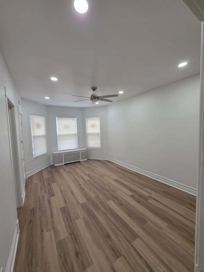 Foto del edificio - 3745 W Diversey Ave
