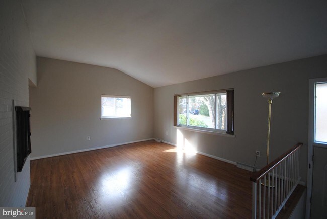 Building Photo - 805 Beaverbank Cir