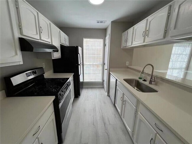 Building Photo - 950 Buckley Pl