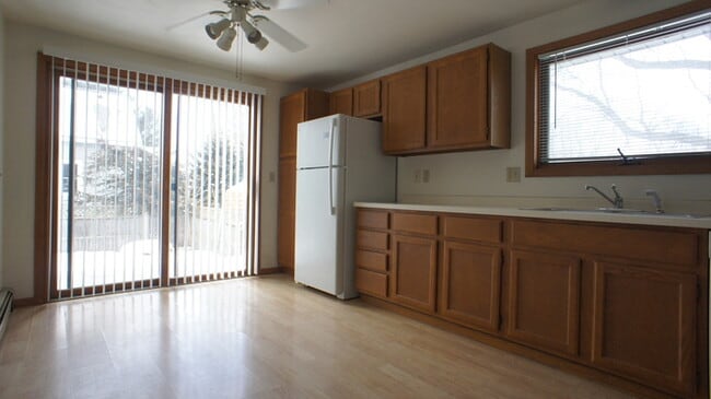 Building Photo - 2 Bedroom Pet Friendly Duplex Available Now!
