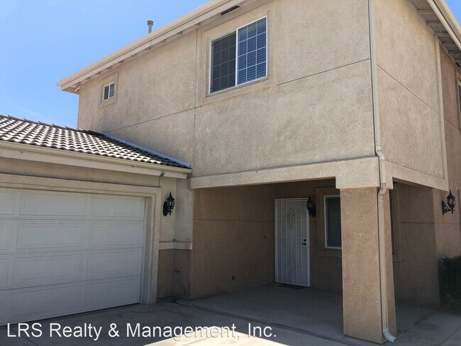Building Photo - 3 br, 2.5 bath Apartment - 16365 Juniper St.