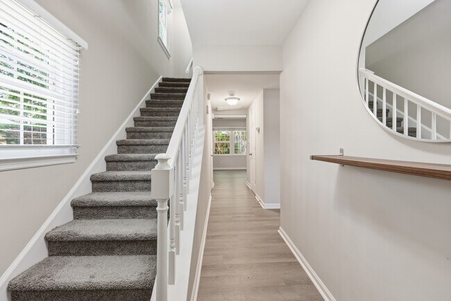 Foto del edificio - 8001 Regent Park Ln