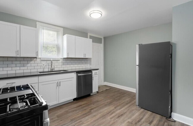 Building Photo - 327 S Wayne Ave