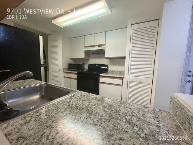 Building Photo - 9701 Westview Dr