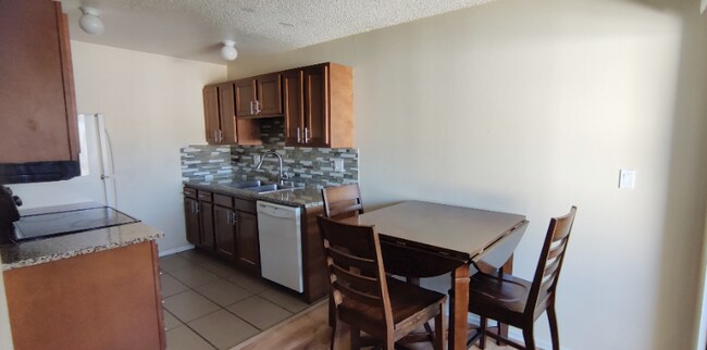 Foto del edificio - 10702 E Exposition Ave