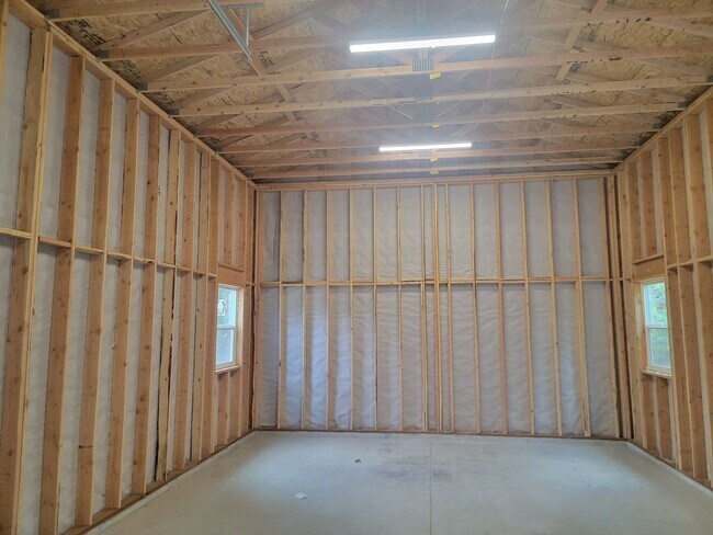Building Photo - Updated 3 Bed 2 Bath Home With Brand New 2...