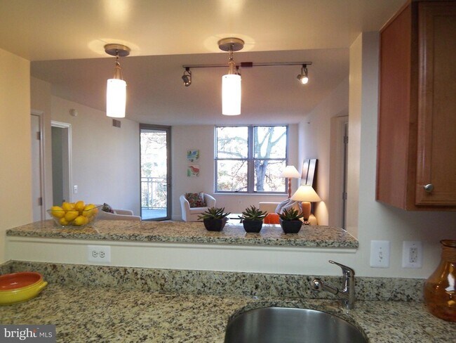 Foto del edificio - 11800 Sunset Hills Rd