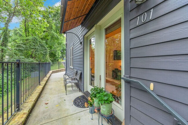 Foto del edificio - Charming 2BR Condo in Asheville
