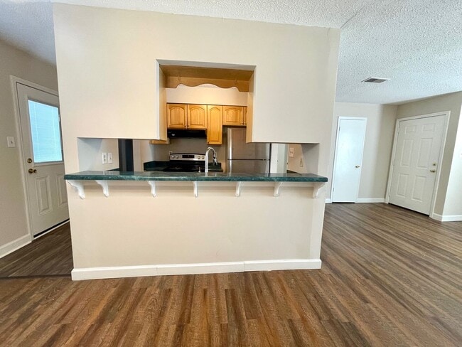 Building Photo - Section 8 Approved 3bedroom