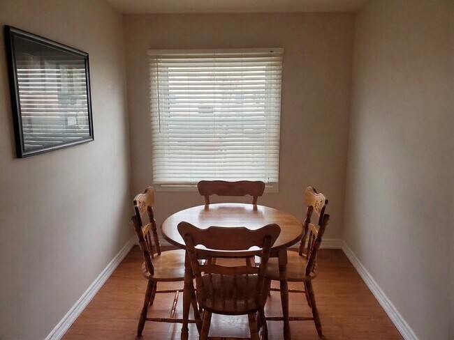 Photo du bâtiment - Charming 2-Bedroom Townhouse on Huron Street Avail for NOVEMBER