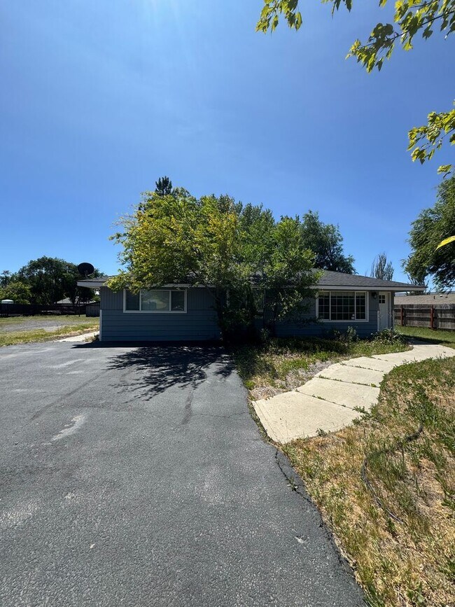 Building Photo - Spacious 4 Bed, 3 Bath House for Rent