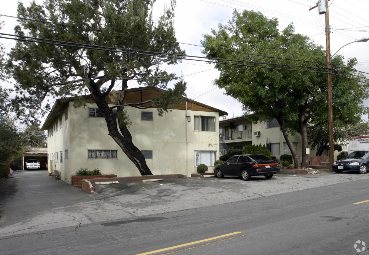 Primary Photo - 10039-10043 Haines Canyon Ave