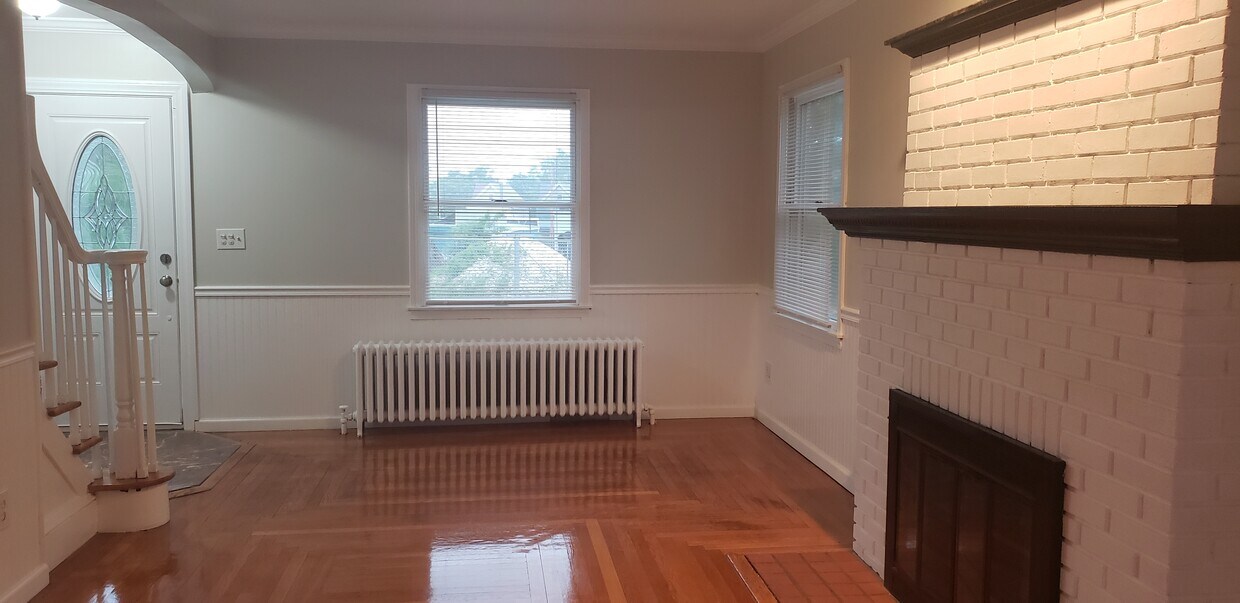 Primary Photo - 54 Lambert St