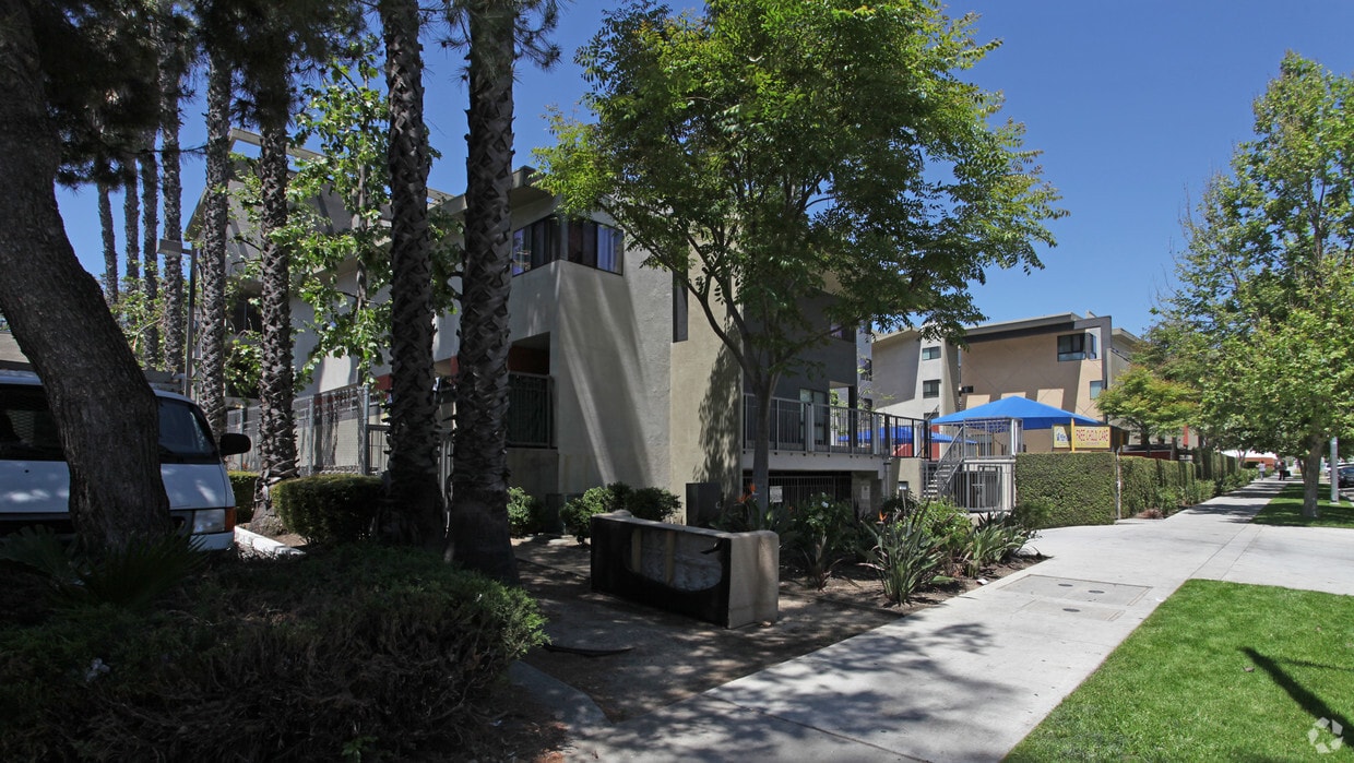 Building Photo - Amistad Apartments