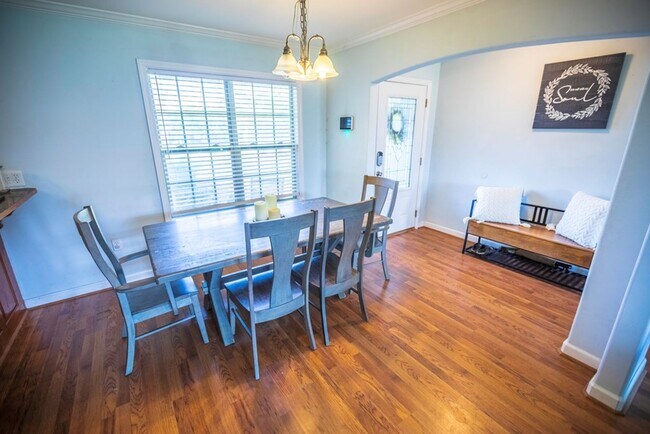 Foto del edificio - Charming Brick Home with Open Floor Plan & Great Outdoor Space in North Valdosta