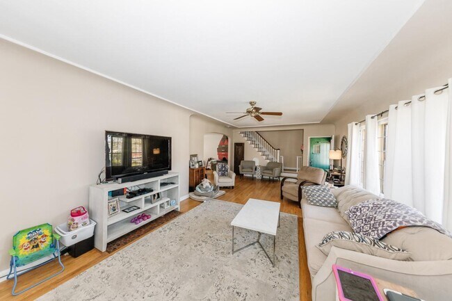 living room3 - 3566 N Frederick Ave