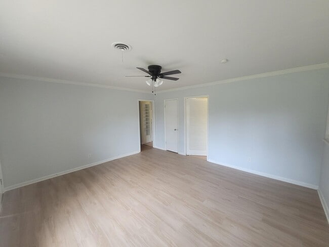 Building Photo - 2021 Greenbrier Rd