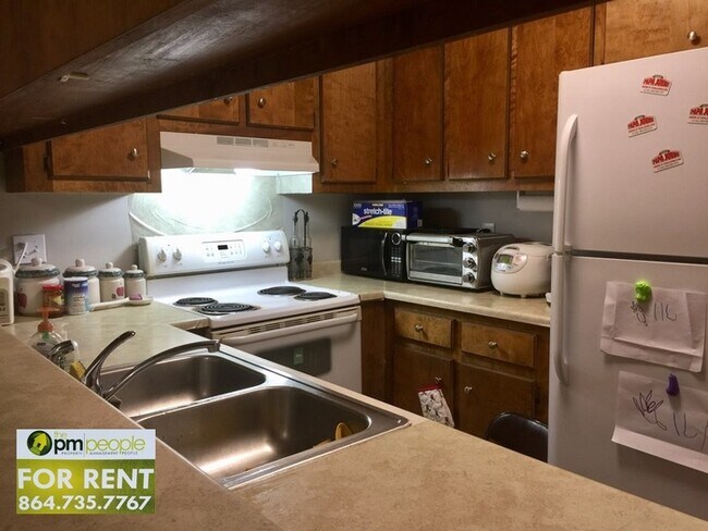 Building Photo - Remodeled Duplex Available Now!