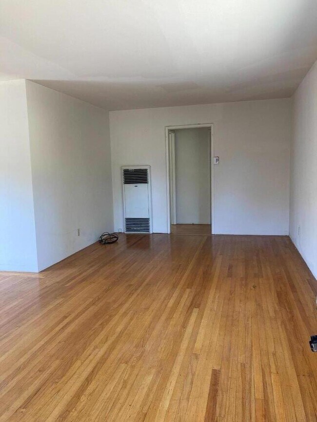 Building Photo - 527 Matadero Ave