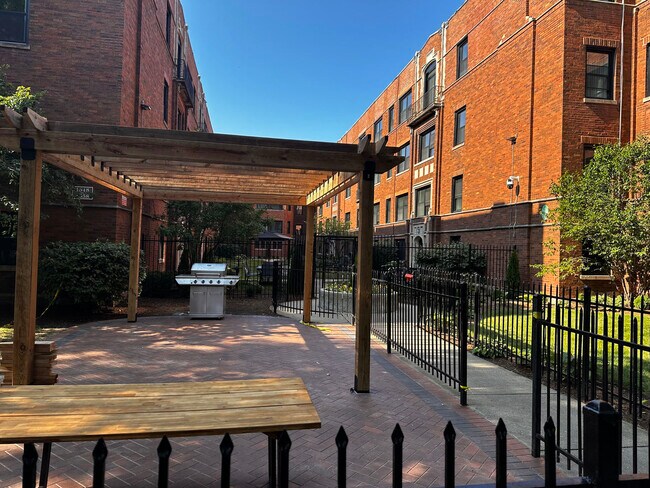 Foto del edificio - 1556 W Juneway Terrace