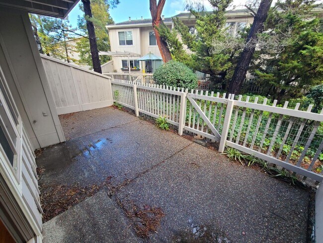 Building Photo - 14 Tollridge Ct