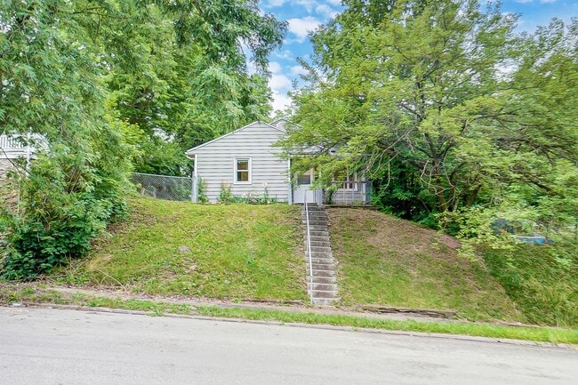 Photo - Three Bedroom Available in Dayton! House