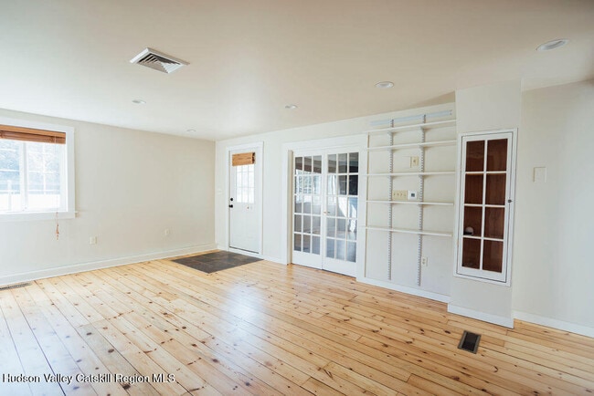Building Photo - 879 US-9