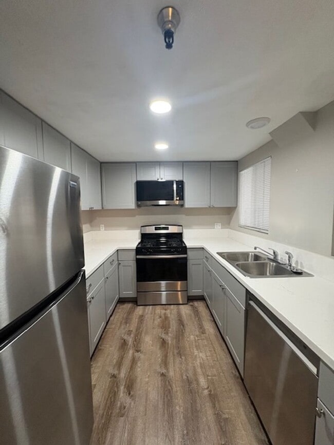 Building Photo - 55 Stenner St