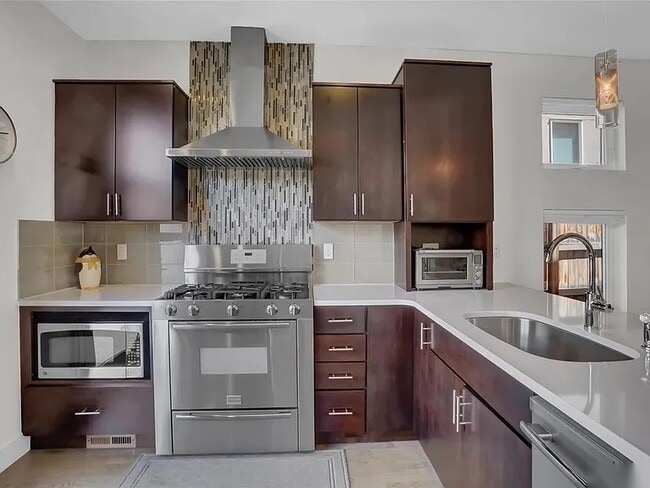 Building Photo - 2713 Grove St