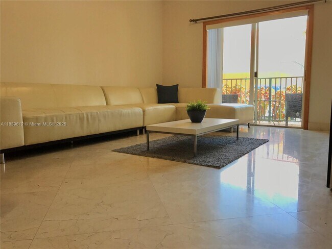 Foto del edificio - 7220 NW 114th Ave