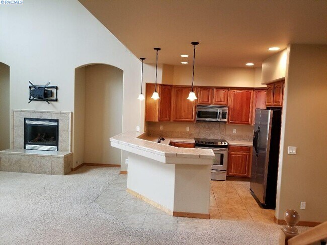 Building Photo - Steps away from Golf Course