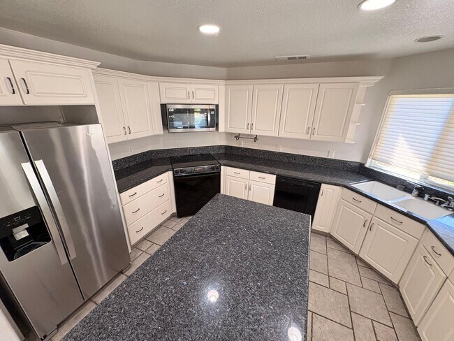 Foto del edificio - Beautiful 3 Bedroom Home in a Gated Community