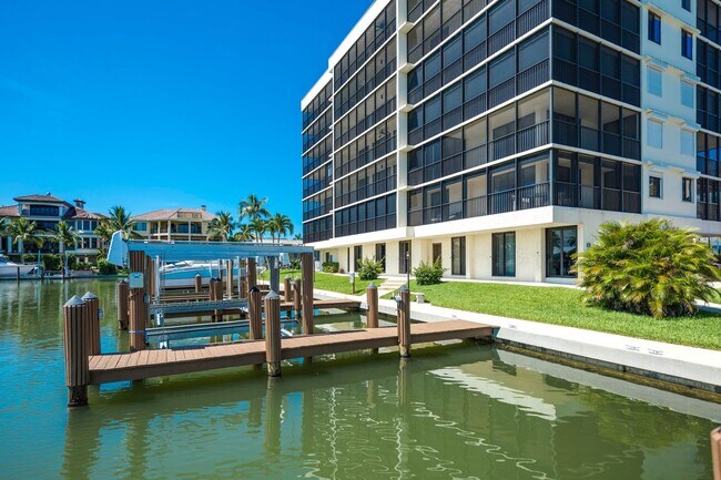 Foto del edificio - Beautiful Condo Steps to the Beach!