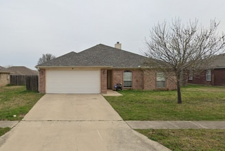 Building Photo - 2801 Southwood Dr