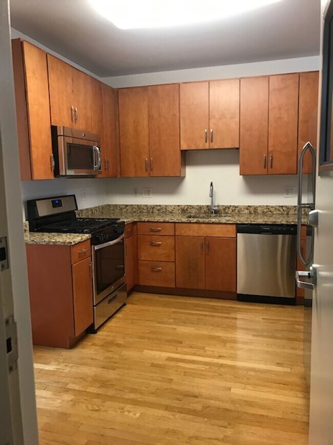 Building Photo - 2308 N Mango Ave