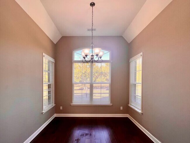 Foto del edificio - (COMING SOON!) 3bed/2bath Townhome w/Garag...