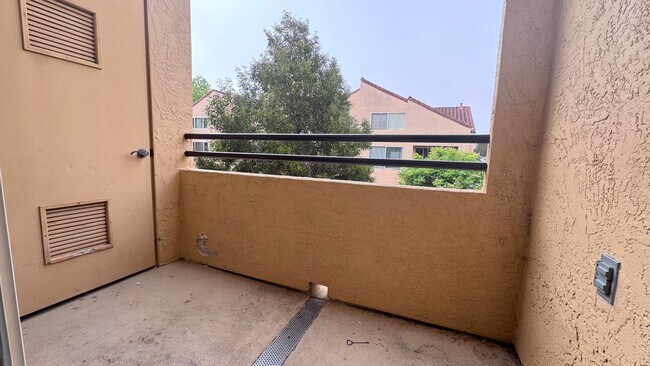 Foto del edificio - 1 Bedroom in Venetian Gated Community