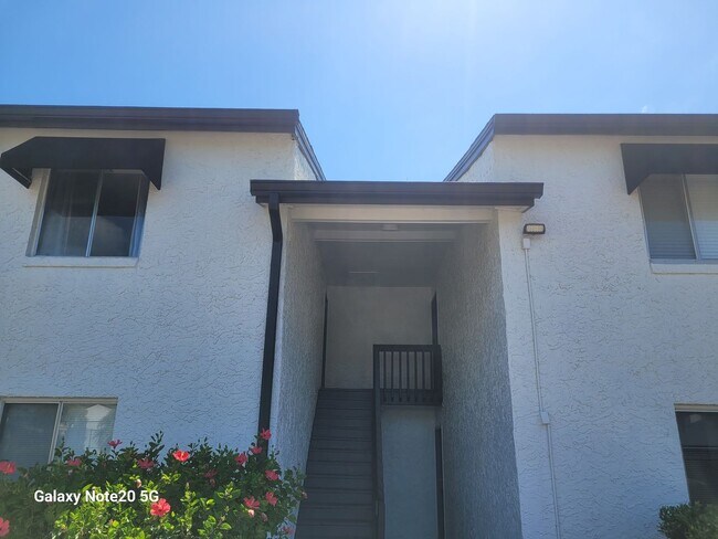 Building Photo - FOR RENT!!! SPACIOUS 3 BEDROOM 2 BATHROOM ...