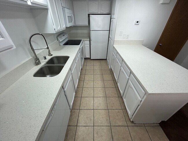 Foto del edificio - 1 BEDROOM / 1 BATH GATE COMMUNITY/ LOCATED...