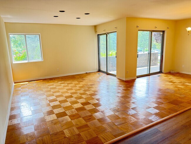 Foto del edificio - Chic & Comfortable 2BR/2BA Ground-Level Co...