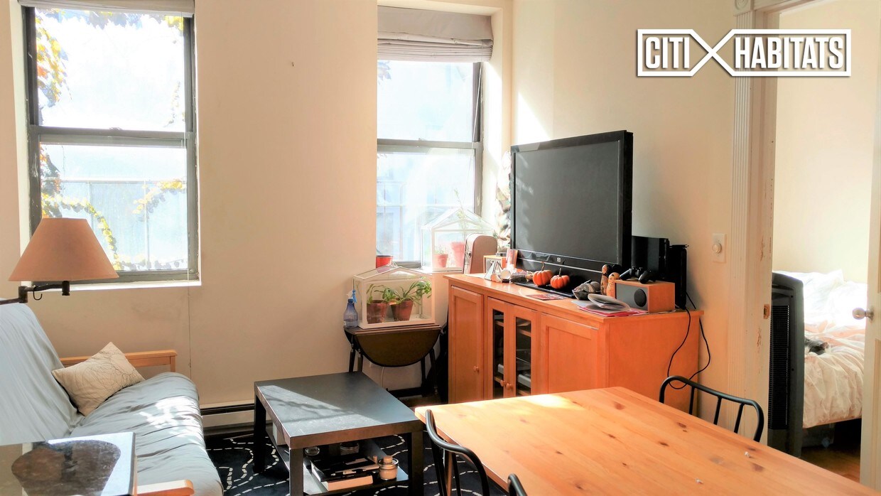 Foto principal - 439 W 47th St