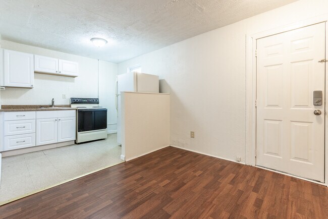 Building Photo - 608 Taylor Ave