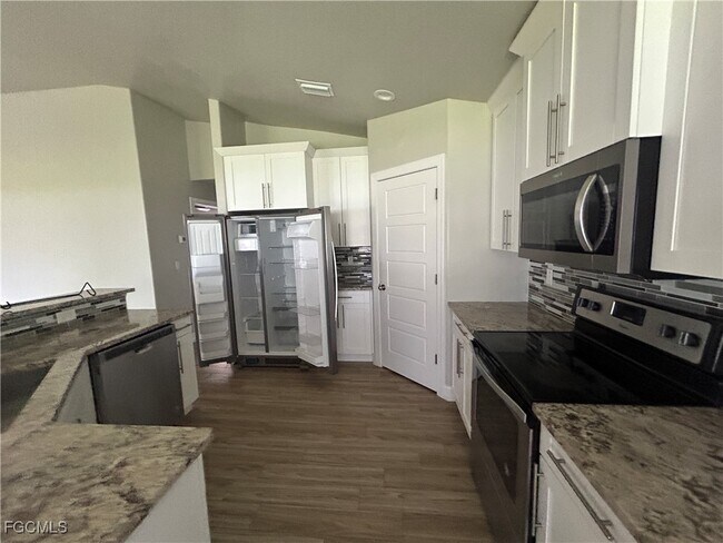 Foto del edificio - 2412 NW 8th Pl