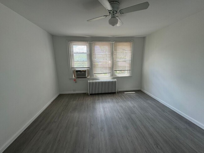 Building Photo - Updated 3-Bed Home with Spacious Backyard