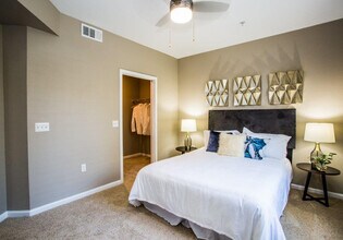 Building Photo - Glo